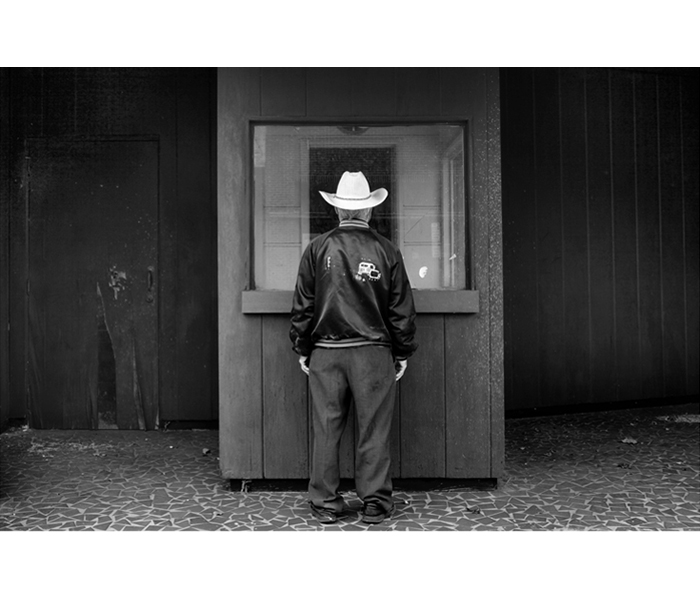 27893 NC cow-boy devant un cinéma © Rémy Artiges - Photographie